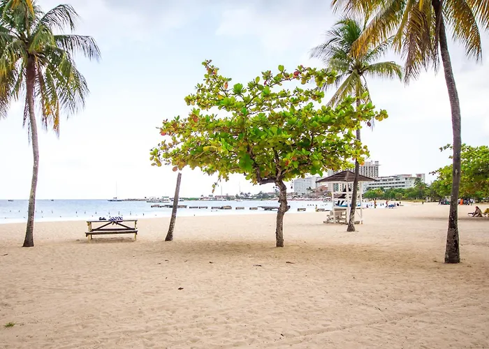 Heart Of Ocho Rios-free Acess-king Bed-pool-free Parking-gated Complex-free Wifi 150mbps Ocho Ríos