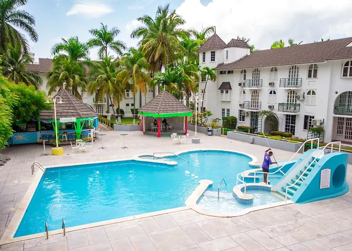 Heart Of Ocho Rios-free Acess-king Bed-pool-free Parking-gated Complex-free Wifi 150mbps Apartamento