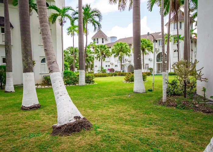 Heart Of Ocho Rios-free Acess-king Bed-pool-free Parking-gated Complex-free Wifi 150mbps Apartamento Ocho Ríos
