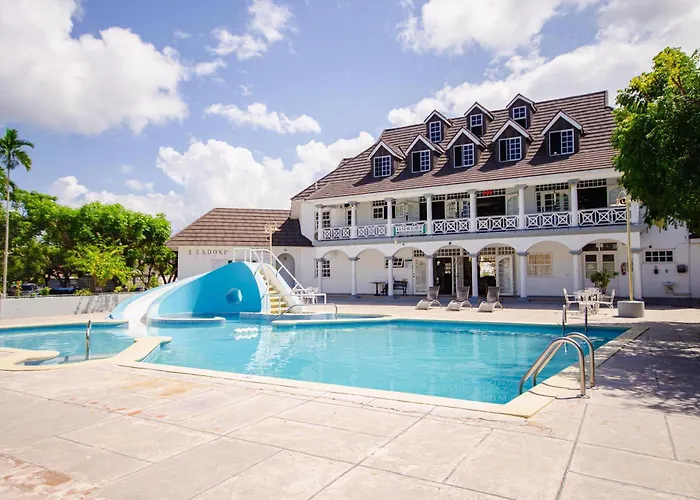 Heart Of Ocho Rios-free Acess-king Bed-pool-free Parking-gated Complex-free Wifi 150mbps Ocho Ríos