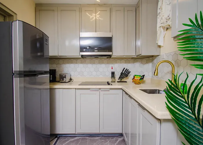 Heart Of Ocho Rios-free Acess-king Bed-pool-free Parking-gated Complex-free Wifi 150mbps Apartamento *