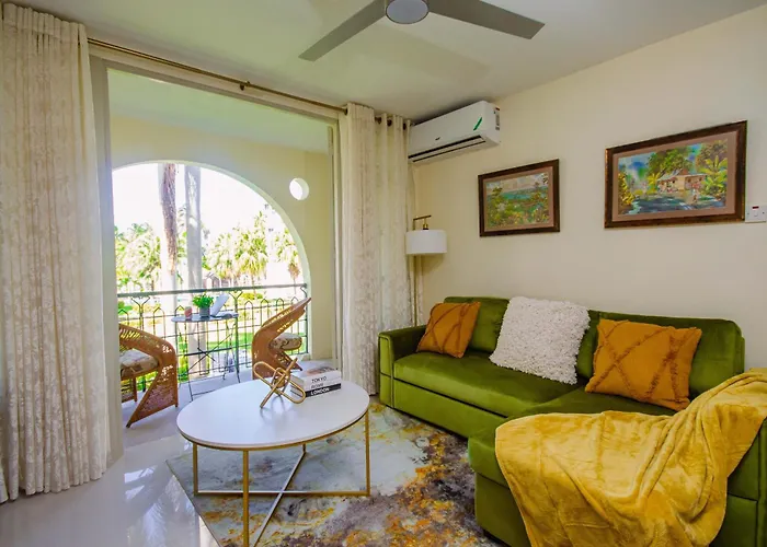 Heart Of Ocho Rios-free Acess-king Bed-pool-free Parking-gated Complex-free Wifi 150mbps Apartamento Ocho Ríos